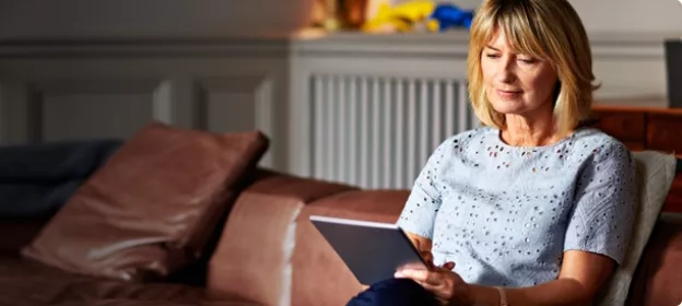 femme sur tablette
